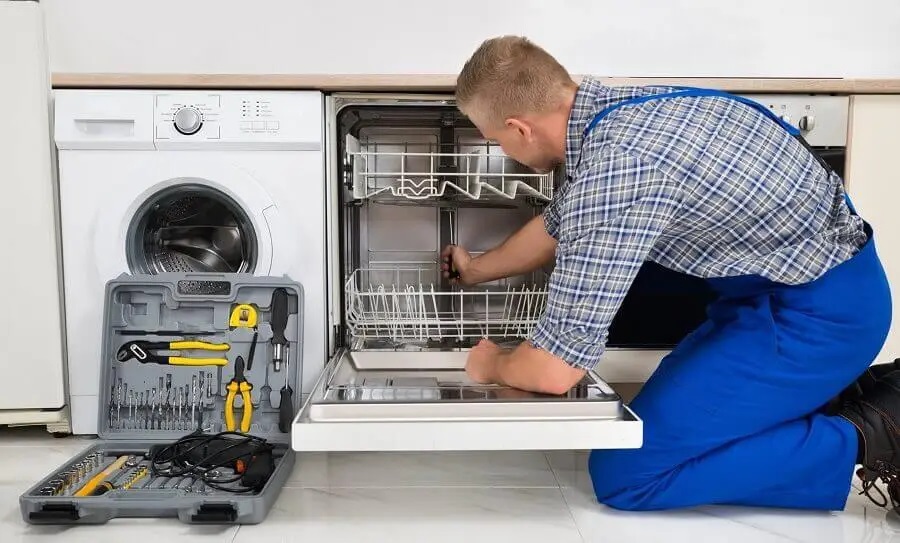 İzmit Vestfrost servisi teknisyen ekibi beyaz eşya tamiri yaparken